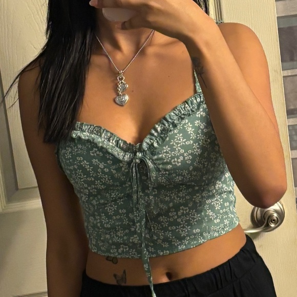 Green Floral Ruffle Crop Top - Picture 2 of 3